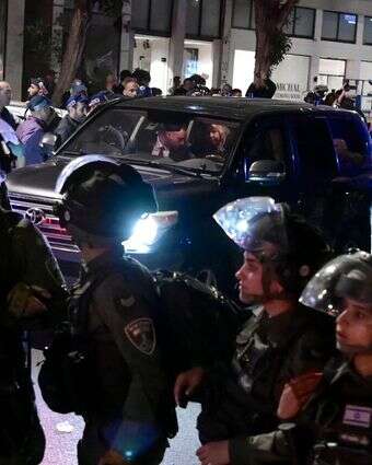 שוטרים סביב מכוניתה של שרה נתניהו במהלך "המצור על המספרה", מרץ 2023 | אבשלום ששוני, פלאש 90 שוטרים סביב מכוניתה של שרה נתניהו במהלך "המצור על המספרה", מרץ 2023 | אבשלום ששוני, פלאש 90