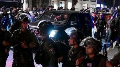 שוטרים סביב מכוניתה של שרה נתניהו במהלך "המצור על המספרה", מרץ 2023 | אבשלום ששוני, פלאש 90