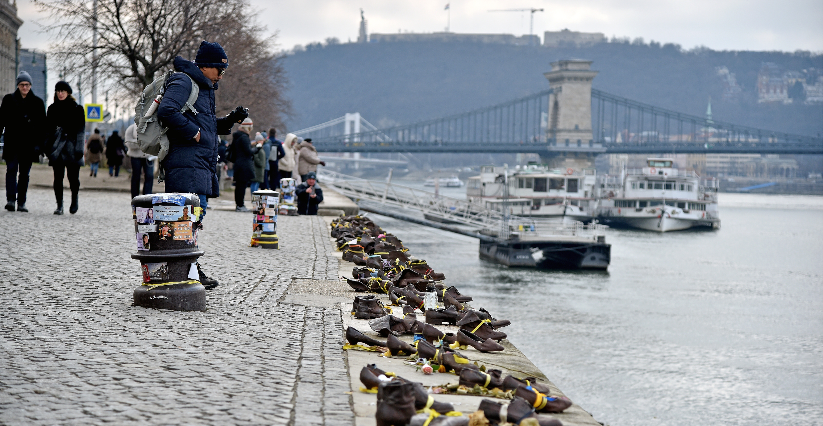 רוב יהודי בודפשט שרדו, כי לא היה זמן לשלוח אותם למחנות. אנדרטת הנעליים על הדנובה | שאטרסטוק