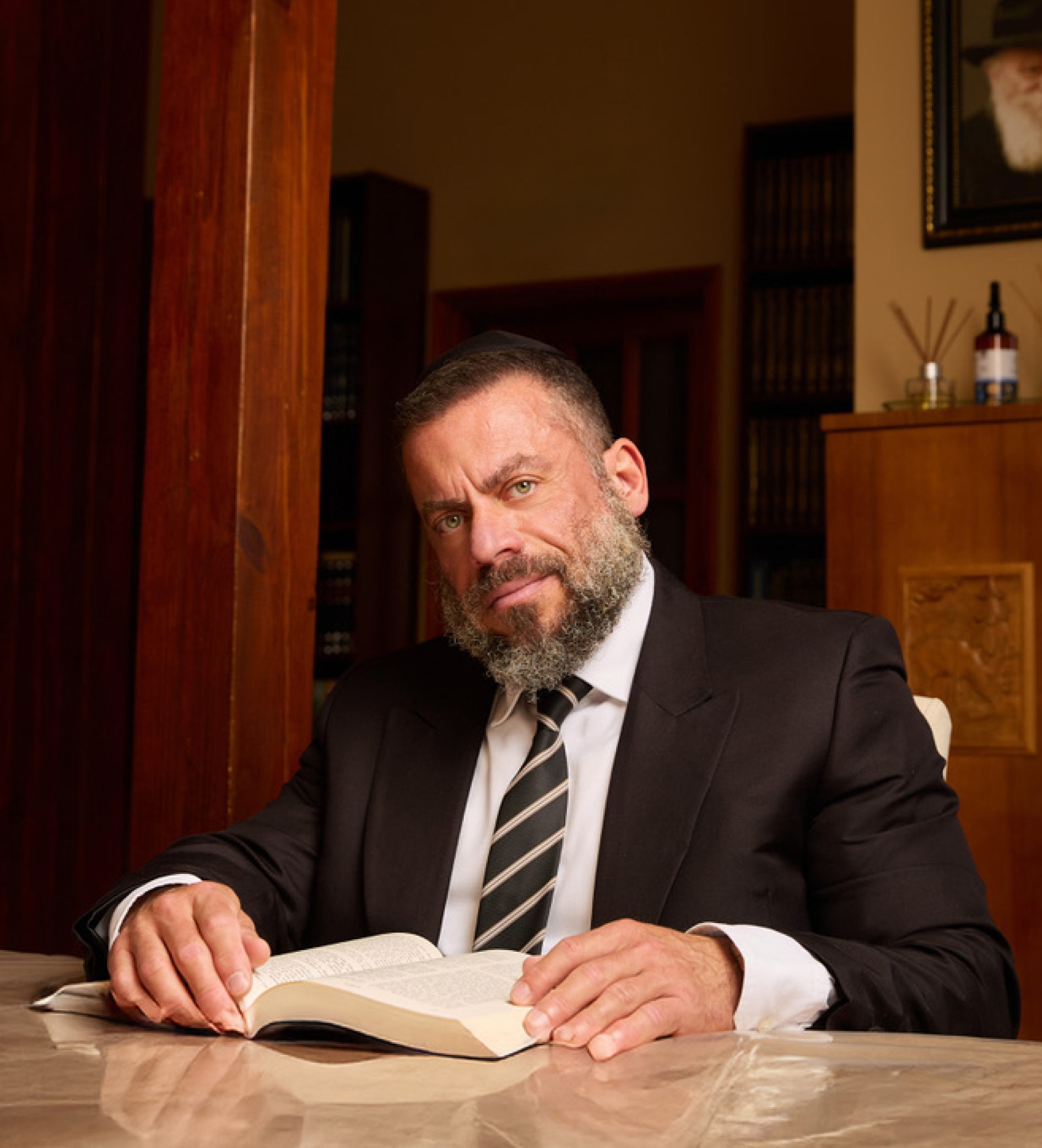 „לא מזמינים לשם כומר, לא כומר ורב – רק אותי”