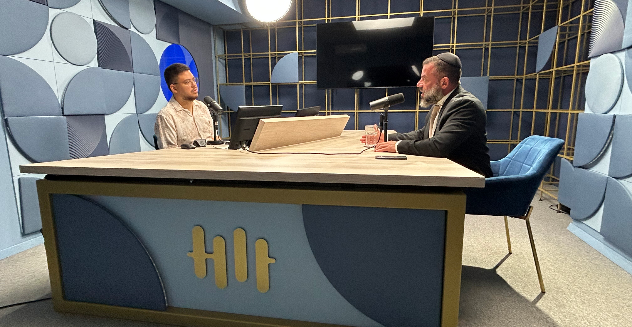 "קשה לייצג בתקשורת את ישראל מאז 7 באוקטובר". הרב מג'רי מתארח בתוכנית רדיו מקומית | אריאל שנבל