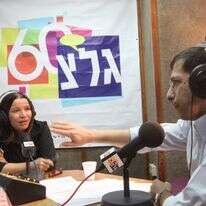 אורי אורבך ושלי יחימוביץ' באולפן גל"צ, שלימים נקרא על שם אורבך ז"ל, אוקטובר 2010 | יוסי אלוני