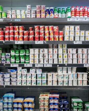 המדפים מלאים. מוצרי חלב בסופר | מרים אלסטר, פלאש 90 המדפים מלאים. מוצרי חלב בסופר | מרים אלסטר, פלאש 90