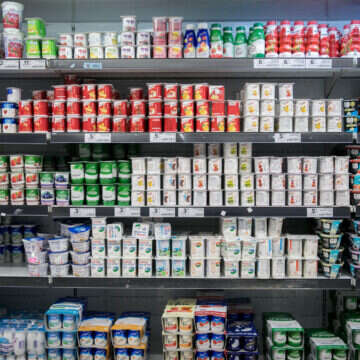 המדפים מלאים. מוצרי חלב בסופר | מרים אלסטר, פלאש 90 המדפים מלאים. מוצרי חלב בסופר | מרים אלסטר, פלאש 90