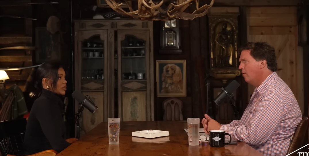 מדברים בשפה של האגפים הקונספירטיביים בימין האמריקני. טאקר קרלסון וקנדס אוונס | יוטיוב