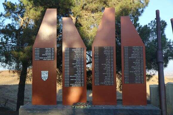 אנדרטה לנופלי גדוד "עז 77" | נדב חיימוביץ', החברה להגנת הטבע אנדרטה לנופלי גדוד "עז 77" | נדב חיימוביץ', החברה להגנת הטבע