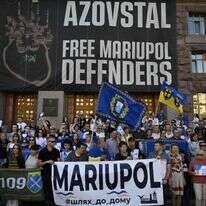 פליטים ממריופול מפגינים למען שחרור העיר במרכז קייב בחודש ספטמבר | AFP