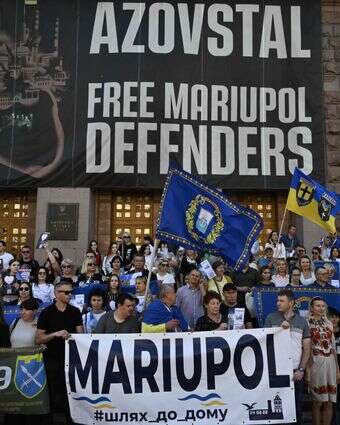 פליטים ממריופול מפגינים למען שחרור העיר במרכז קייב בחודש ספטמבר | AFP