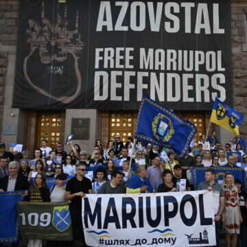 פליטים ממריופול מפגינים למען שחרור העיר במרכז קייב בחודש ספטמבר | AFP