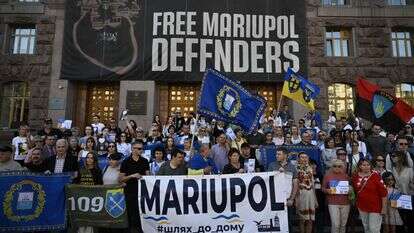 פליטים ממריופול מפגינים למען שחרור העיר במרכז קייב בחודש ספטמבר | AFP
