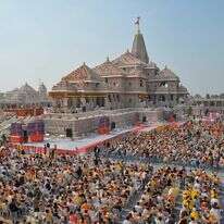 חנוכת המקדש באיודיה. בראש המגדל מתנוסס דגל הזעפרן | EPA