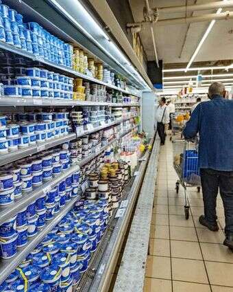 מדף מוצרי חלב באושר עד | יונתן זינדל / פלאש 90 מדף מוצרי חלב באושר עד | יונתן זינדל / פלאש 90