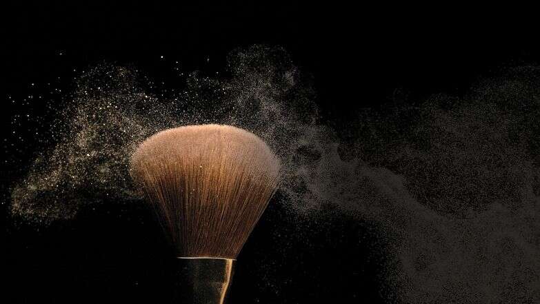 האיפור השקט | שאטרסטוק