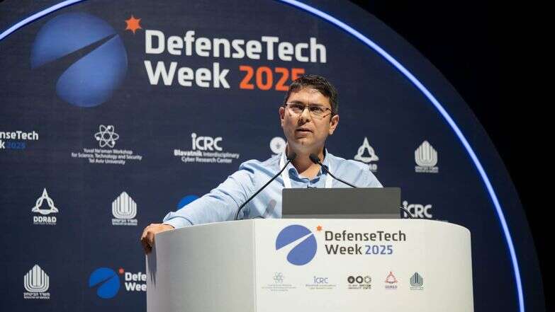 ראש מנהלת AI ואוטונומיה במפא״ת במשרד הביטחון, ירון שריג, בכנס דיפנס-טק | משרד הביטחון