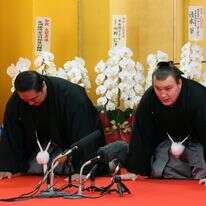 מתאבק אוקראיני (מימין) מקבל דרגת "אוזוקי" בסומו בעיר קורומה בדרום יפן | EPA