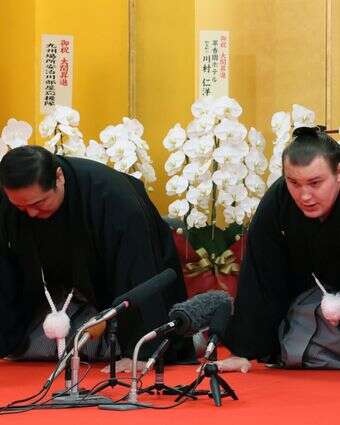 מתאבק אוקראיני (מימין) מקבל דרגת "אוזוקי" בסומו בעיר קורומה בדרום יפן | EPA