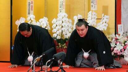 מתאבק אוקראיני (מימין) מקבל דרגת "אוזוקי" בסומו בעיר קורומה בדרום יפן | EPA