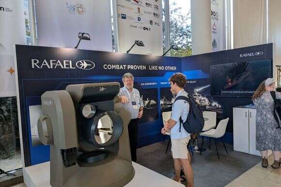 ארי סכר ליד אב הטיפוס של הדגם גדול של מערכת "או איתן" | ללא