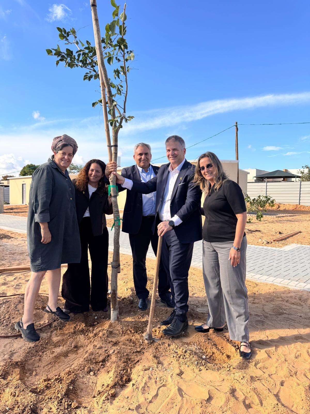 נוטעים עץ בחנוכת השכונה למורים בעין הבשור | מועצה אזורית חבל אשכול