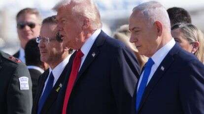 ראש הממשלה בנימין נתניהו ונשיא המדינה יצחק הרצוג יחד עם נשיא ארה"ב דונלד טראמפ, בעת ביקורו בארץ באוקטובר 2025 | AP