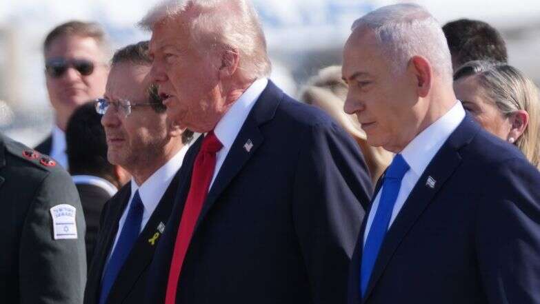 ראש הממשלה בנימין נתניהו ונשיא המדינה יצחק הרצוג יחד עם נשיא ארה"ב דונלד טראמפ, בעת ביקורו בארץ באוקטובר 2025 | AP ראש הממשלה בנימין נתניהו ונשיא המדינה יצחק הרצוג יחד עם נשיא ארה"ב דונלד טראמפ, בעת ביקורו בארץ באוקטובר 2025 | AP