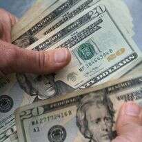 סופרים שטרות של עשרים דולר בצפון אנדובר, מסצ'וסטס | AP