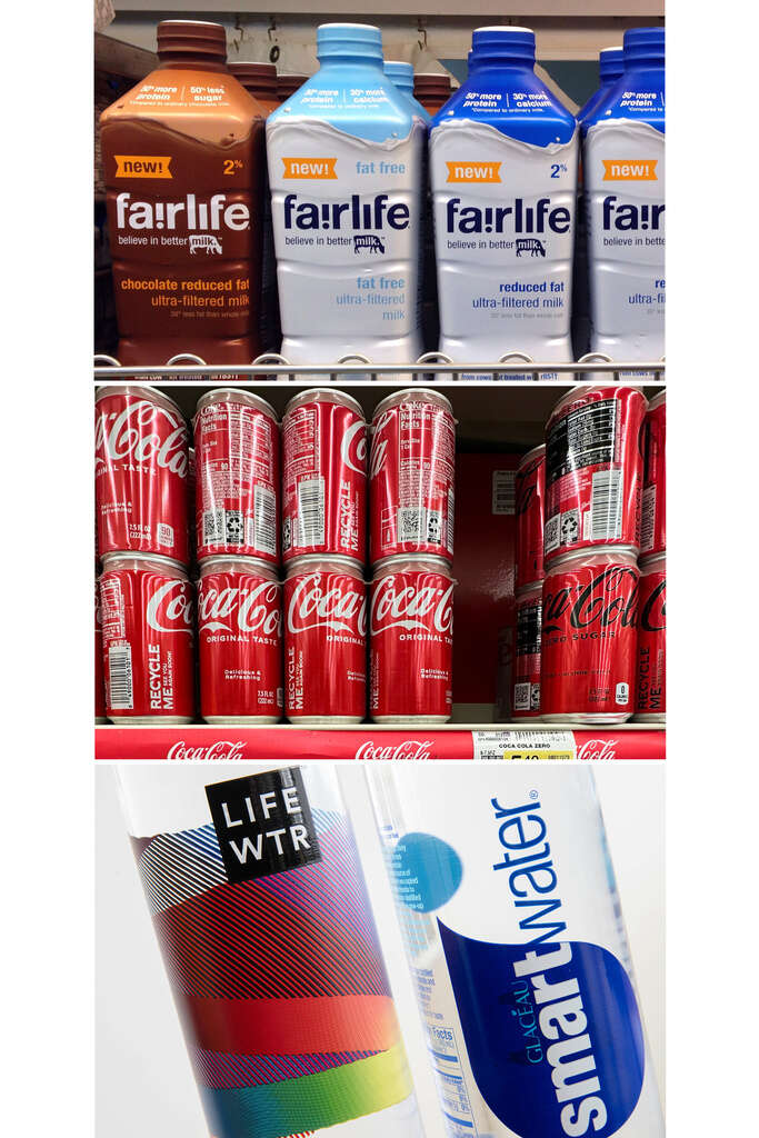 שילוב תמונות זה מציג, מחלב Fairlife המוצג בחנות מכולת באינדיאנפוליס, 23 בינואר 2015, פחיות קוקה קולה המוצגות בחנות מכולת במאונט פרוספקט, אילינוי, 17 ביולי 2025, ובקבוקי Lifewtr ו-Smartwater המוצגים בפילדלפיה, 16 במרץ 2017 | AP