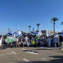 צעדת צועדים ומצדיעים | ללא קרדיט