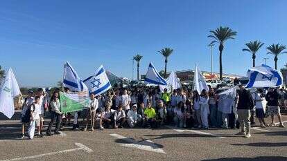 צעדת צועדים ומצדיעים | ללא קרדיט צעדת צועדים ומצדיעים | ללא קרדיט