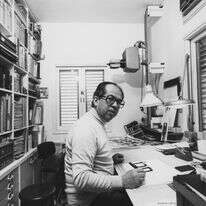 עמד בצומת שבין ישן לחדש. נרקיס בסטודיו שלו, 1985 | באדיבות המשפחה