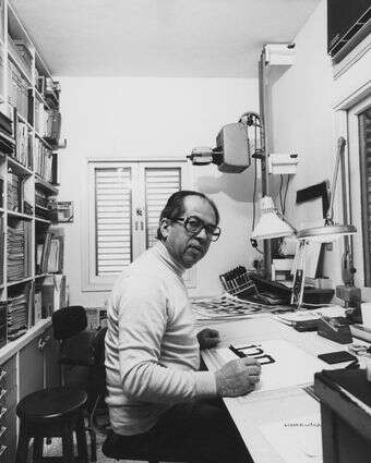 עמד בצומת שבין ישן לחדש. נרקיס בסטודיו שלו, 1985 | באדיבות המשפחה