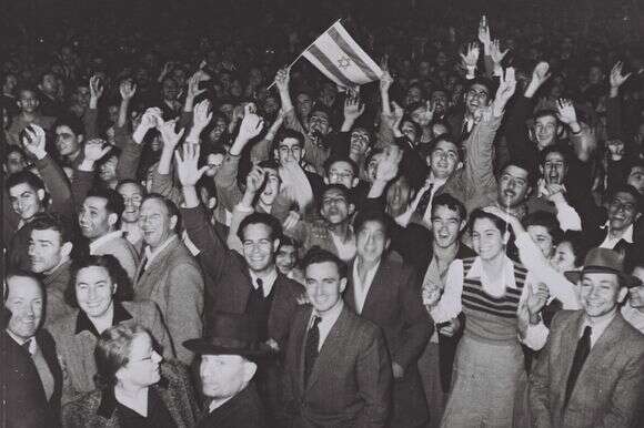 שמחת חוגגים ברחובות העיר תל אביב ליד קולנוע מוגרבי, כשהוכרז באו"ם על כינונה של מדינת היהודים בארץ ישראל. | PINN HANS //  לע"מ