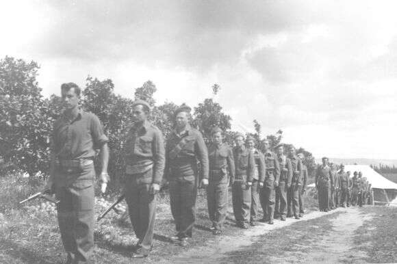 חטיבה 3, אלכסנדרוני, מפקדים, ליד מחנה המחלקה בכפר סבא. אריאל שרון, מפקד המחלקה בראש. | משרד הביטחון