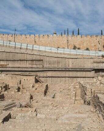 נדיר למצוא אתר כל־כך קטן שיש עליו כל־כך הרבה מחקרים ותיאוריות. חפירות בעיר דוד | יונתן זינדל, פלאש 90 נדיר למצוא אתר כל־כך קטן שיש עליו כל־כך הרבה מחקרים ותיאוריות. חפירות בעיר דוד | יונתן זינדל, פלאש 90