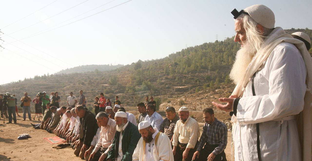 הרב פרומן בתפילה משותפת ליהודים ומוסלמים על הגשם, 2011 | מרים צחי הרב פרומן בתפילה משותפת ליהודים ומוסלמים על הגשם, 2011 | מרים צחי