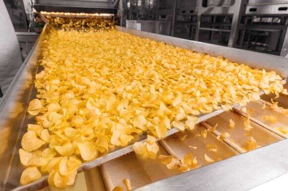 מפעל לייצור חטיפי תפוח אדמה מטוגנים | שאטרסטוק מפעל לייצור חטיפי תפוח אדמה מטוגנים | שאטרסטוק