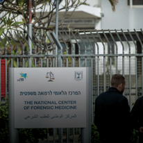 ממתינים להגעת ארונותיהם של החטופים החללים במרכז הלאומי לרפואה | חיים גולדברג - פלאש 90 ממתינים להגעת ארונותיהם של החטופים החללים במרכז הלאומי לרפואה | חיים גולדברג - פלאש 90