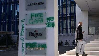 מפגינים פרו-פלסטינים פרצו למשרדי העיתון לה סטמפה | MARCO BERTORELLO / AFP מפגינים פרו-פלסטינים פרצו למשרדי העיתון לה סטמפה | MARCO BERTORELLO / AFP