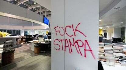 מפגינים פרו-פלסטינים פרצו למשרדי העיתון לה סטמפה | MAURIZIO BOSIO / AFP מפגינים פרו-פלסטינים פרצו למשרדי העיתון לה סטמפה | MAURIZIO BOSIO / AFP