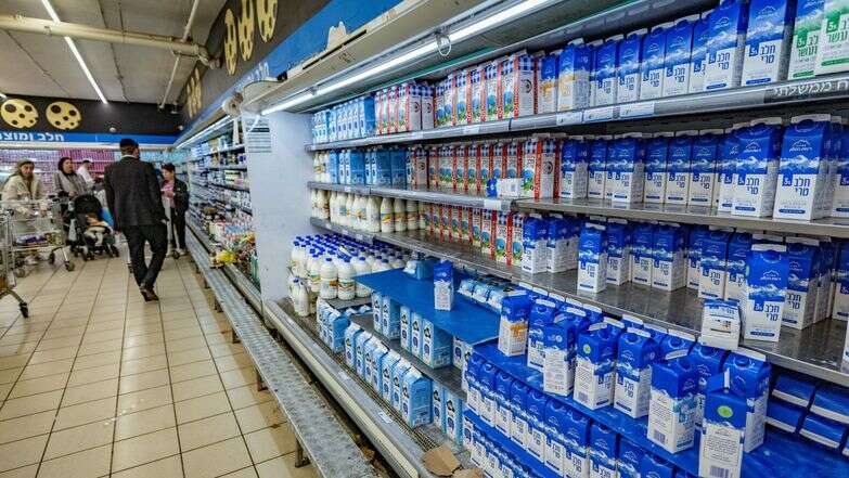 מוצרי חלב בסופר בישראל, 2025, אילוסטרציה | יונתן זינדל, פלאש 90 מוצרי חלב בסופר בישראל, 2025, אילוסטרציה | יונתן זינדל, פלאש 90