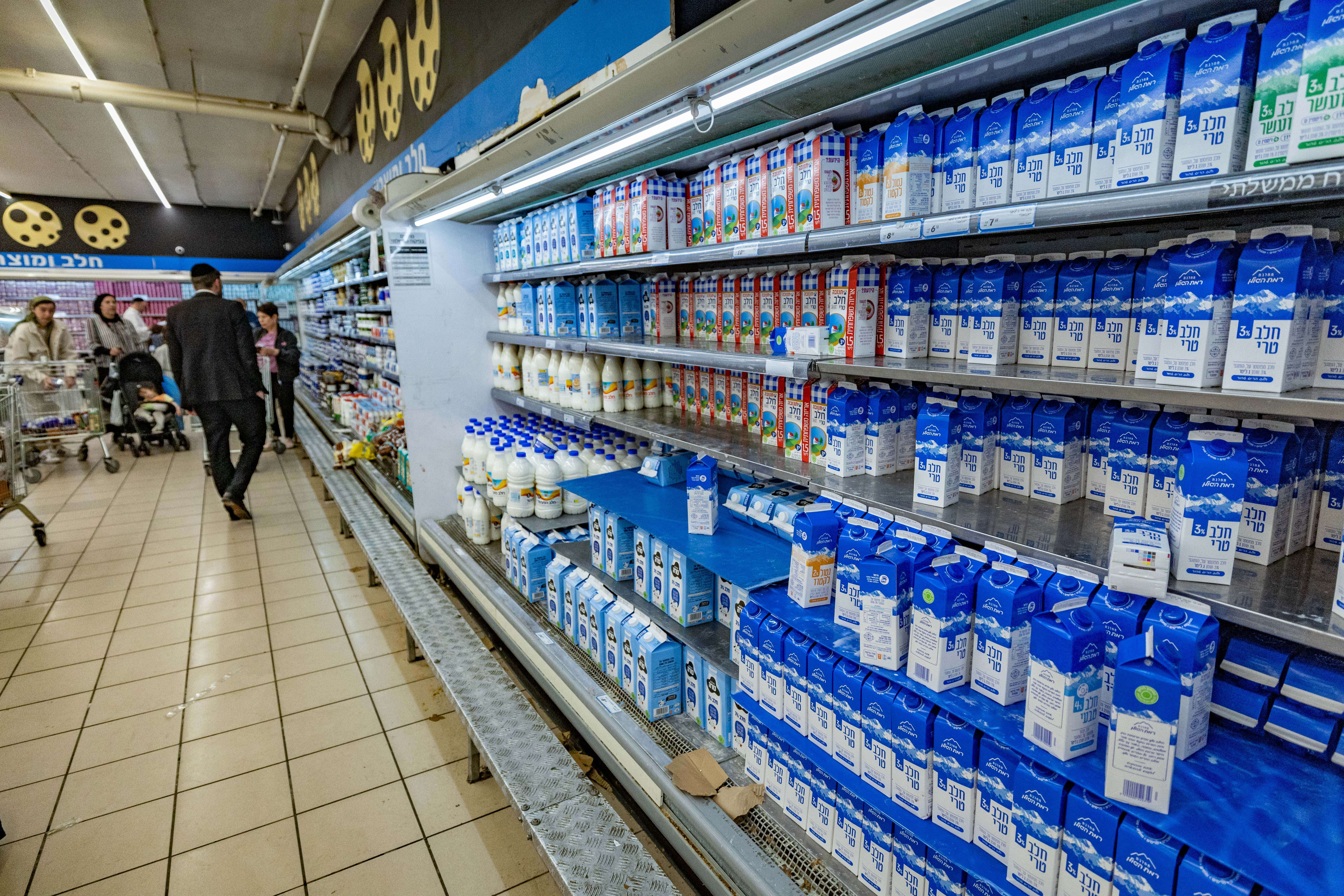 מוצרי חלב בסופר | יונתן זינדל, פלאש 90 מוצרי חלב בסופר | יונתן זינדל, פלאש 90