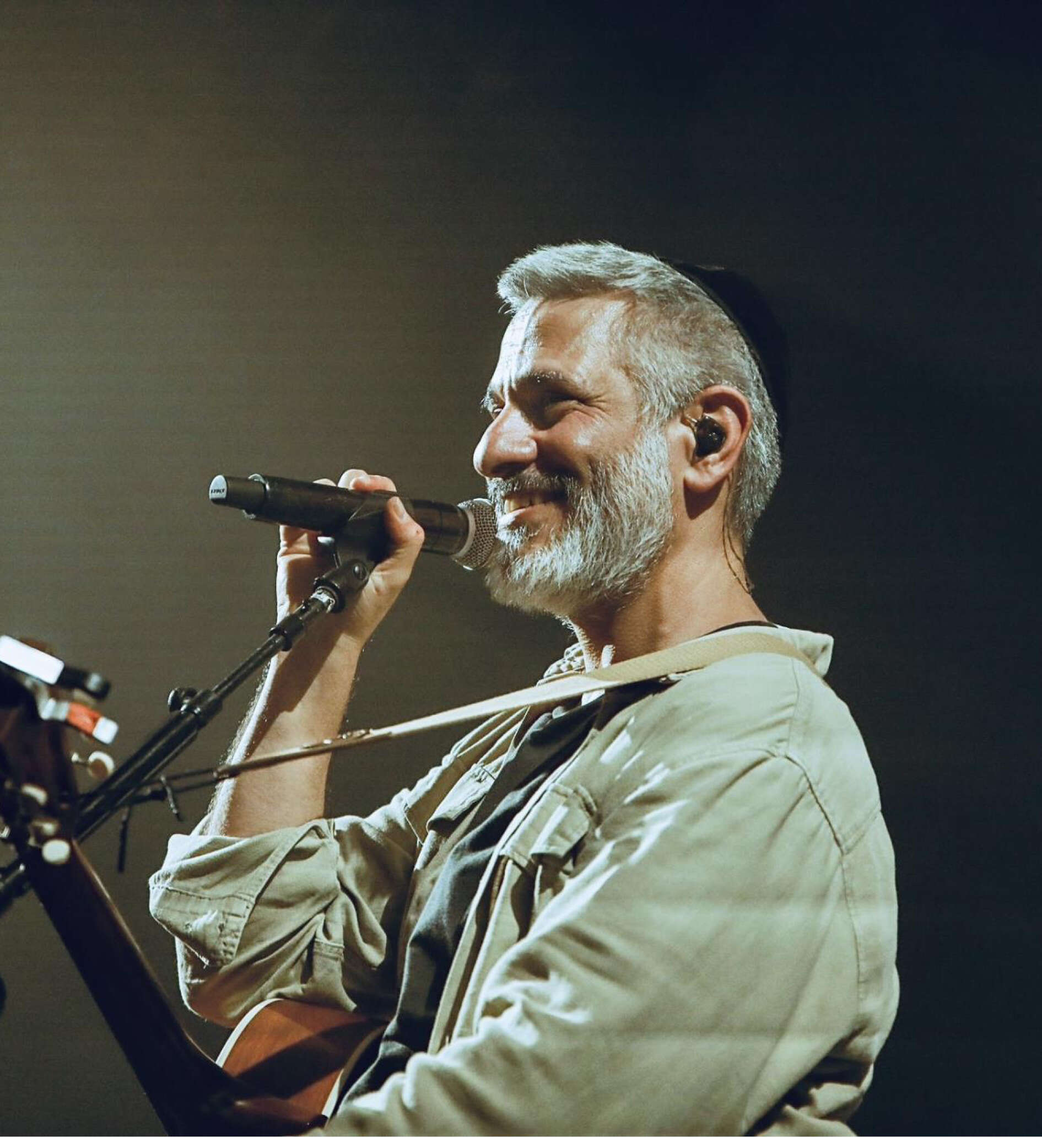 אביתר בנאי חוזר עם הרבה אומץ לשנות התשעים