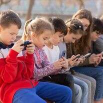 "ילד שמבלה
הרבה זמן עם הסמארטפון הוא לרוב ילד שאינו פעיל גופנית" | שאטרסטוק "ילד שמבלה
הרבה זמן עם הסמארטפון הוא לרוב ילד שאינו פעיל גופנית" | שאטרסטוק