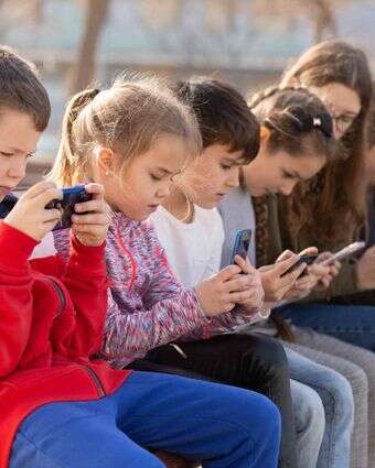 "ילד שמבלה
הרבה זמן עם הסמארטפון הוא לרוב ילד שאינו פעיל גופנית" | שאטרסטוק "ילד שמבלה
הרבה זמן עם הסמארטפון הוא לרוב ילד שאינו פעיל גופנית" | שאטרסטוק