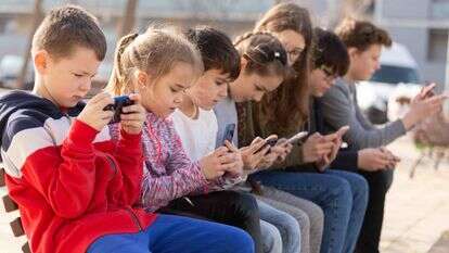 "ילד שמבלה 
הרבה זמן עם הסמארטפון הוא לרוב ילד שאינו פעיל גופנית" | שאטרסטוק