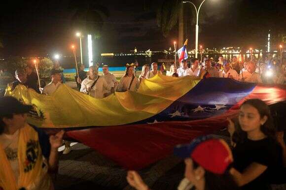 מפגינים בפנמה למען האופוזיציה בוונצואלה | EPA/BIENVENIDO VELASCO מפגינים בפנמה למען האופוזיציה בוונצואלה | EPA/BIENVENIDO VELASCO