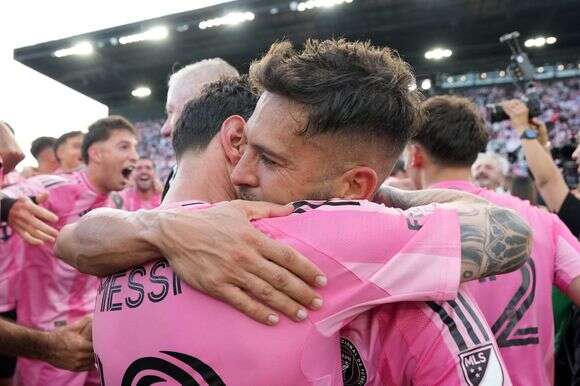 חיבור מעולם אחר. ג'ורדי אלבה וליונל מסי | AFP