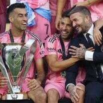 ג'ורדי אלבה וסרחיו בוסקטס חוגגים אליפות נוספת ואחרונה עם בעלי אינטר מיאמי וכדורגלן העבר דיוויד בקהאם | AFP