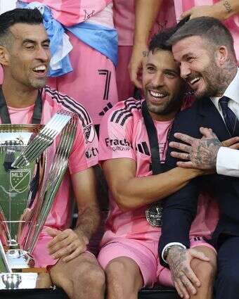 ג'ורדי אלבה וסרחיו בוסקטס חוגגים אליפות נוספת ואחרונה עם בעלי אינטר מיאמי וכדורגלן העבר דיוויד בקהאם | AFP