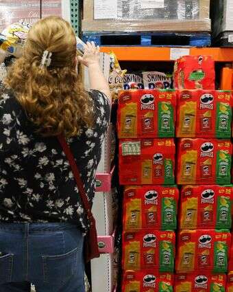 חבילות פרינגלס במכולת בקליפורניה | AFP